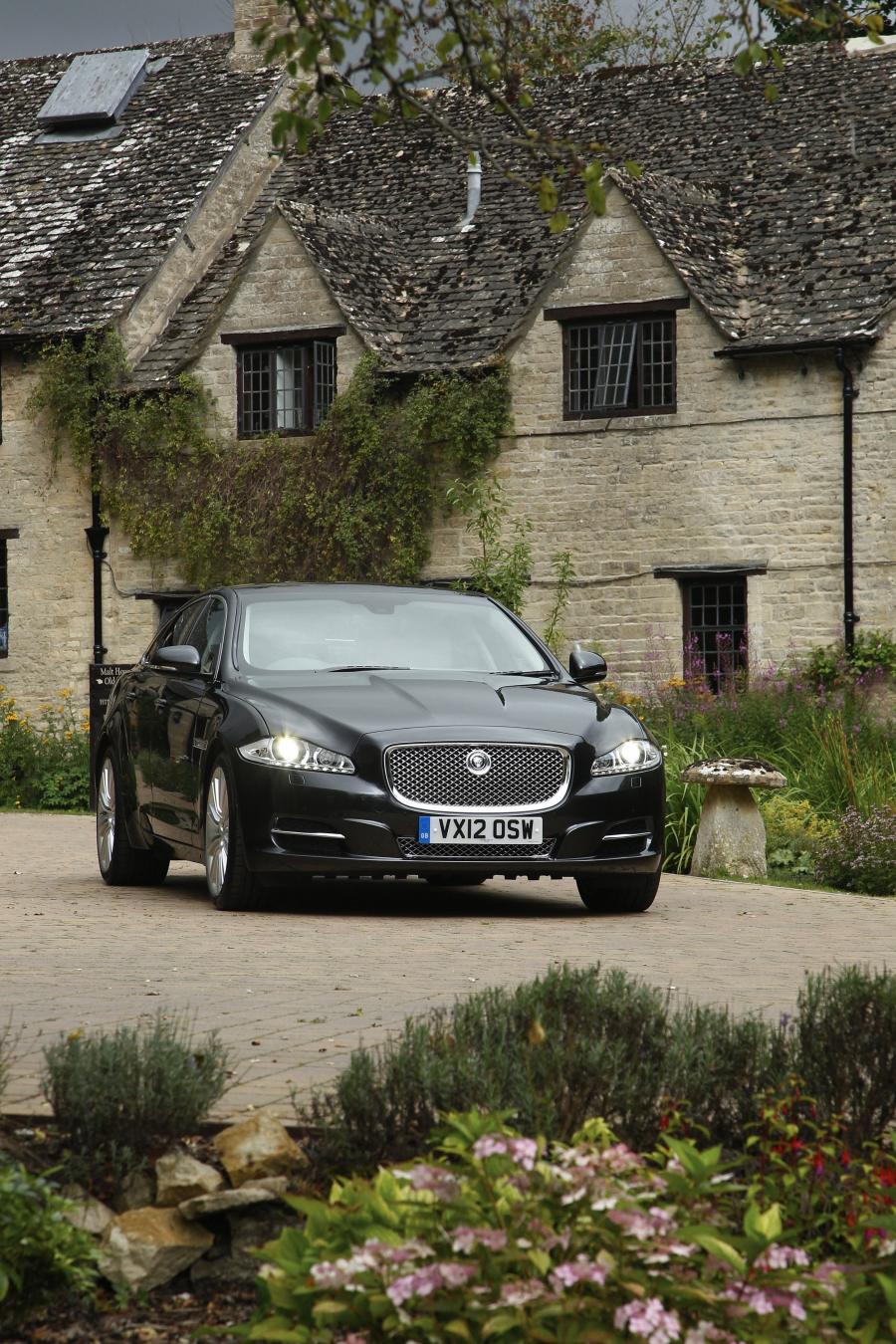  Jaguar XJ 2012 года  (UK) (фото 46 из 121)